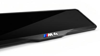 إطار لوحة ترخيص من الأكريليك المقطوع بالليزر لسيارة BMW M4 - أسود لامع