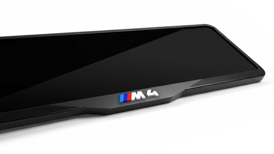 إطار لوحة ترخيص من الأكريليك المقطوع بالليزر لسيارة BMW M4 - أسود لامع